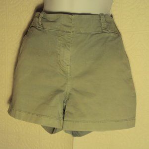 Vineyard Vines Women Shorts.